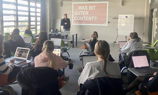 Thomas Kötter, Leiter der Unternehmenskommunikation der Rheinbahn AG, hielt einen informativen Vortrag über die Herausforderungen der Kommunikation im Kontext sich wandelnder Spielregeln vor den Studierenden des Masterstudiengangs Markt-, Multimedia- und Kommunikationsmanagement an der Hochschule Düsseldorf.